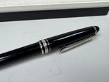 a pen that is laying on a table