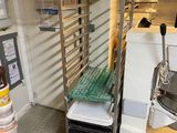 une photo d'une cuisine professionnelle où l'on voit beaucoup de plats