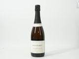 une bouteille de vin posée sur une table
