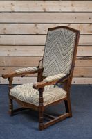 Fauteuil de malade en bois naturel reposant sur quatre pieds…