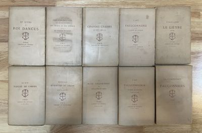 six livres posés sur une table au plateau en bois, devant laquelle se trouvent