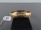 une photo d'un bracelet en or muni d'une étiquette