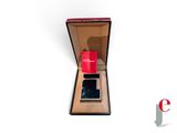 une boîte rouge contenant un téléphone portable