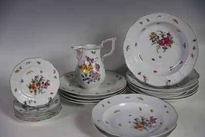 beaucoup d'assiettes et de tasses empilées les unes sur les autres