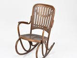 fauteuil à bascule en bois avec assise en osier, sur fond blanc