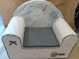 une chaise blanche ornée d'un motif noir et blanc