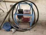 un chariot bleu équipé d'un tuyau et d'une pompe à eau