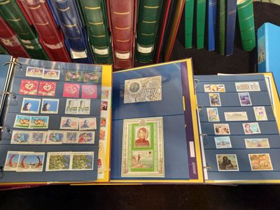 de nombreux types de timbres différents dans un classeur posé sur la table