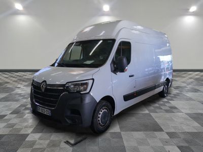 la camionnette blanche est garée sur le sol en damier d'une pièce