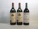 trois bouteilles de vin posées sur une table blanche