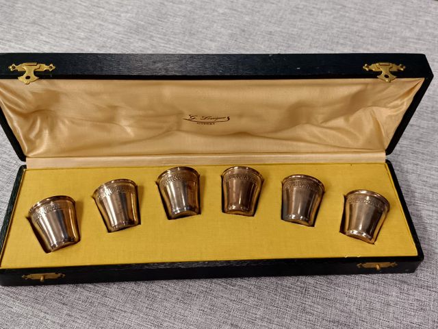 Lot de 6 petits gobelets en métal argenté, en coffret.