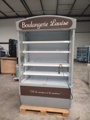 une grande vitrine comportant de nombreuses étagères