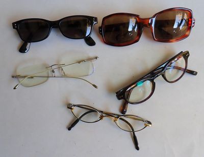 trois paires de lunettes et une paire de lunettes posées sur une table