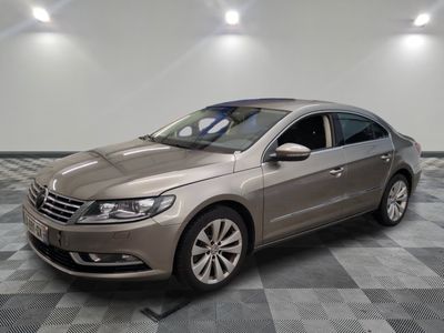 la volkswagen passat est garée sur un carrelage à carreaux