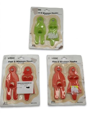 quatre figurines en plastique représentant des hommes et des femmes de différentes couleurs