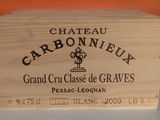 une boîte en bois avec une étiquette sur une table