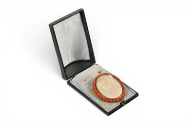 l'image d'une médaille d'or dans un écrin noir sur fond blanc