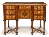 un bureau en bois avec des tiroirs et d'autres tiroirs posés dessus