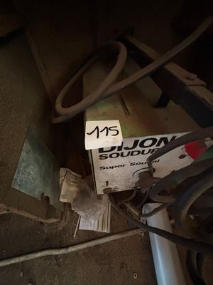 un tas de bric-à-brac par terre, près d'un mur