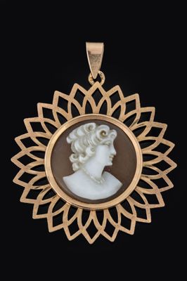 un pendentif plaqué or représentant une femme de profil