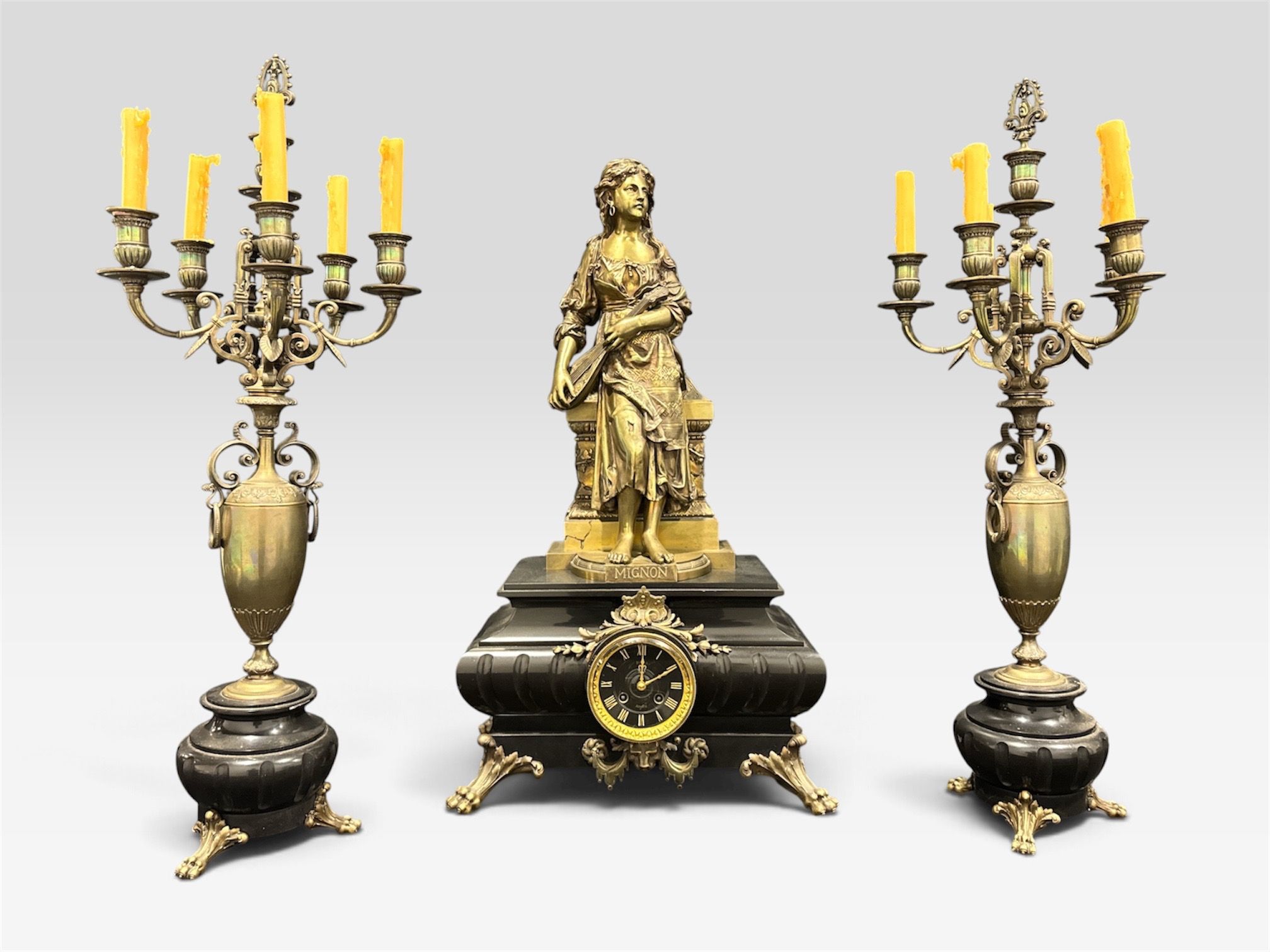 Garniture de cheminée en métal patiné et doré et socle en ma…