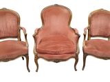 paire de fauteuils de style Louis XV avec assises recouvertes de velours rose
