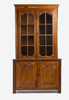 Petit buffet deux corps en pin mouluré et finement sculpté de rinceaux - Photo 1