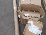 des cartons et une batte posée par terre à côté d'un carton