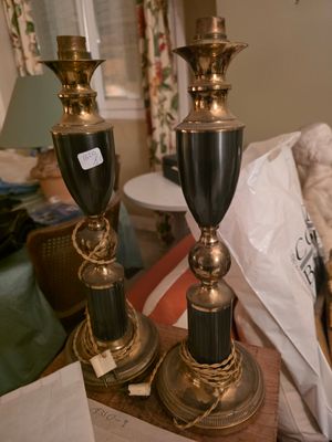 deux bougies posées sur une table dans le salon