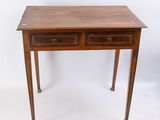 une vieille table en bois surmontée de deux tiroirs