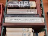 une pile de livres superposés sur une table