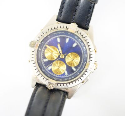 gros plan d'une montre sur une surface blanche