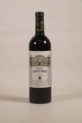 une bouteille de vin posée sur une table