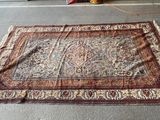 un grand tapis posé sur le sol d'une pièce