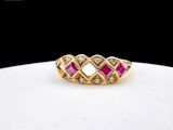 gros plan d'une bague en or avec des pierres roses et blanches