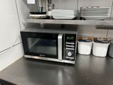 un micro-ondes posé sur le comptoir d'une cuisine