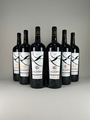 six bouteilles de vin rouge alignées sur une table