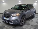 Le SUV gris est garé dans le garage, sur un sol à damier.