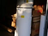 une photo d'un chauffe-eau dans un garage