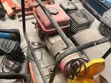 un grand nombre d'outils posés sur le sol