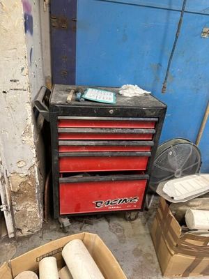 de nombreux rouleaux de papier toilette par terre, à côté d'une armoire à outils