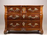 une commode ancienne dotée de poignées ouvragées et de ferrures en laiton
