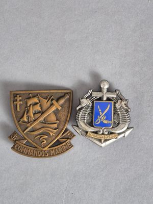 Deux insignes représentant les États-Unis figurent sur un fond blanc.