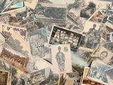 beaucoup de vieilles photos sur la table ensemble