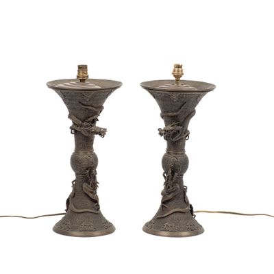 Paire de vases cornet en bronze patiné à décor de dragons en…