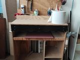 un établi dans un garage avec des outils dessus