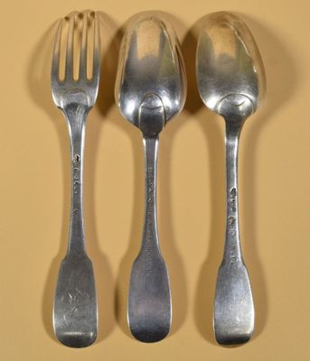 trois cuillères et une fourchette sur une table