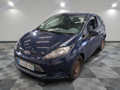 une photo d'une Ford Fiesta bleue garée dans un garage