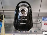 un aspirateur noir et argent exposé dans un magasin