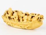 un bateau sculpté avec un groupe de personnes à bord